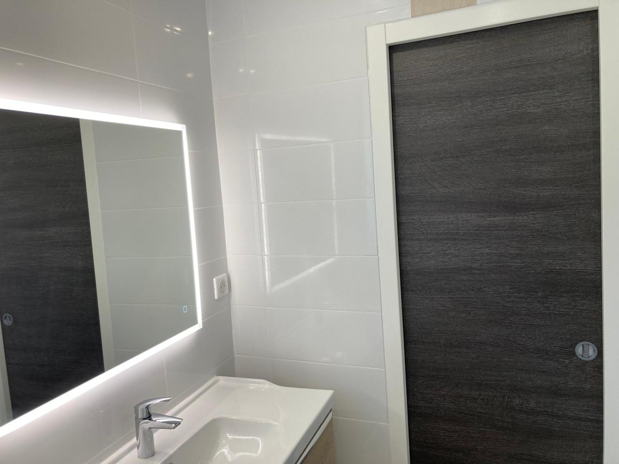 Chambre Parentale , Salle De Bain Privee, Acces Plages & Vue Mer Du Salon Dans Appartement Partage Chez L'Habitant ,, Master Bedroom, Private Bathroom, Beach Access & Sea View 戛纳 外观 照片