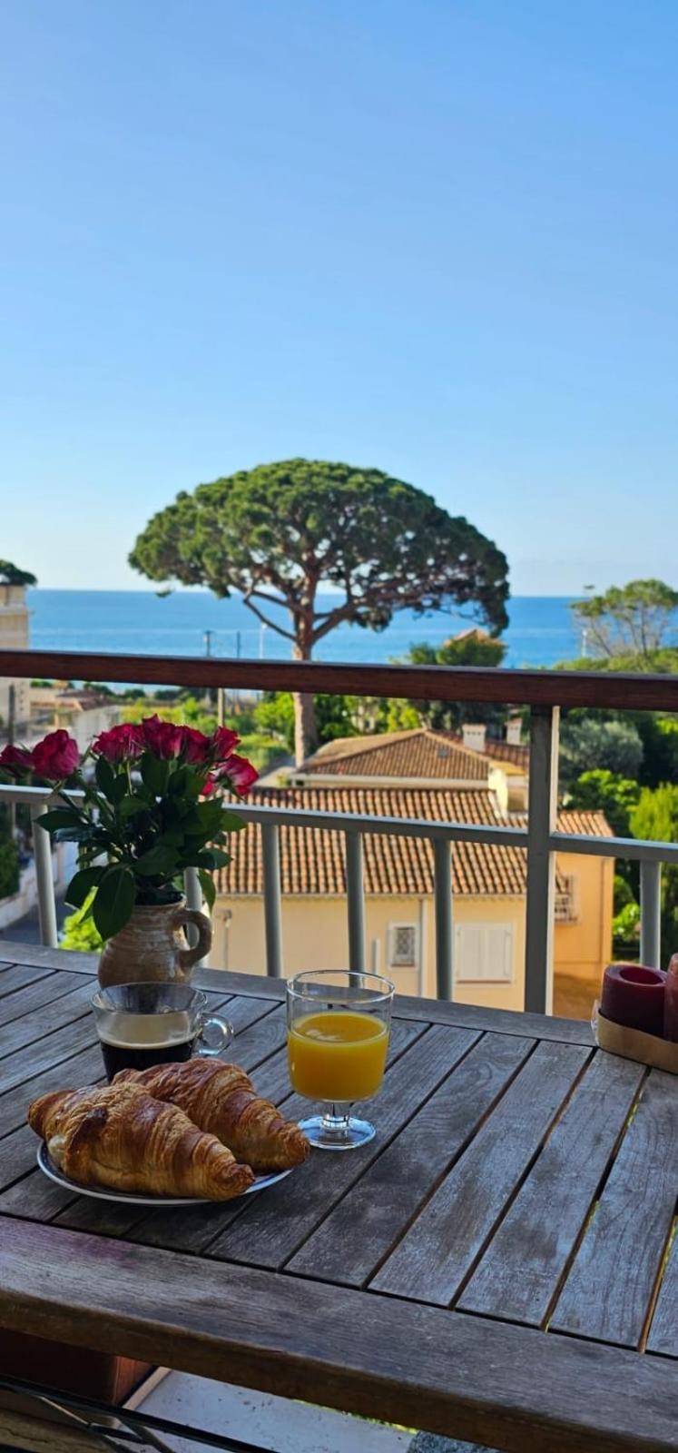 Chambre Parentale , Salle De Bain Privee, Acces Plages & Vue Mer Du Salon Dans Appartement Partage Chez L'Habitant ,, Master Bedroom, Private Bathroom, Beach Access & Sea View 戛纳 外观 照片